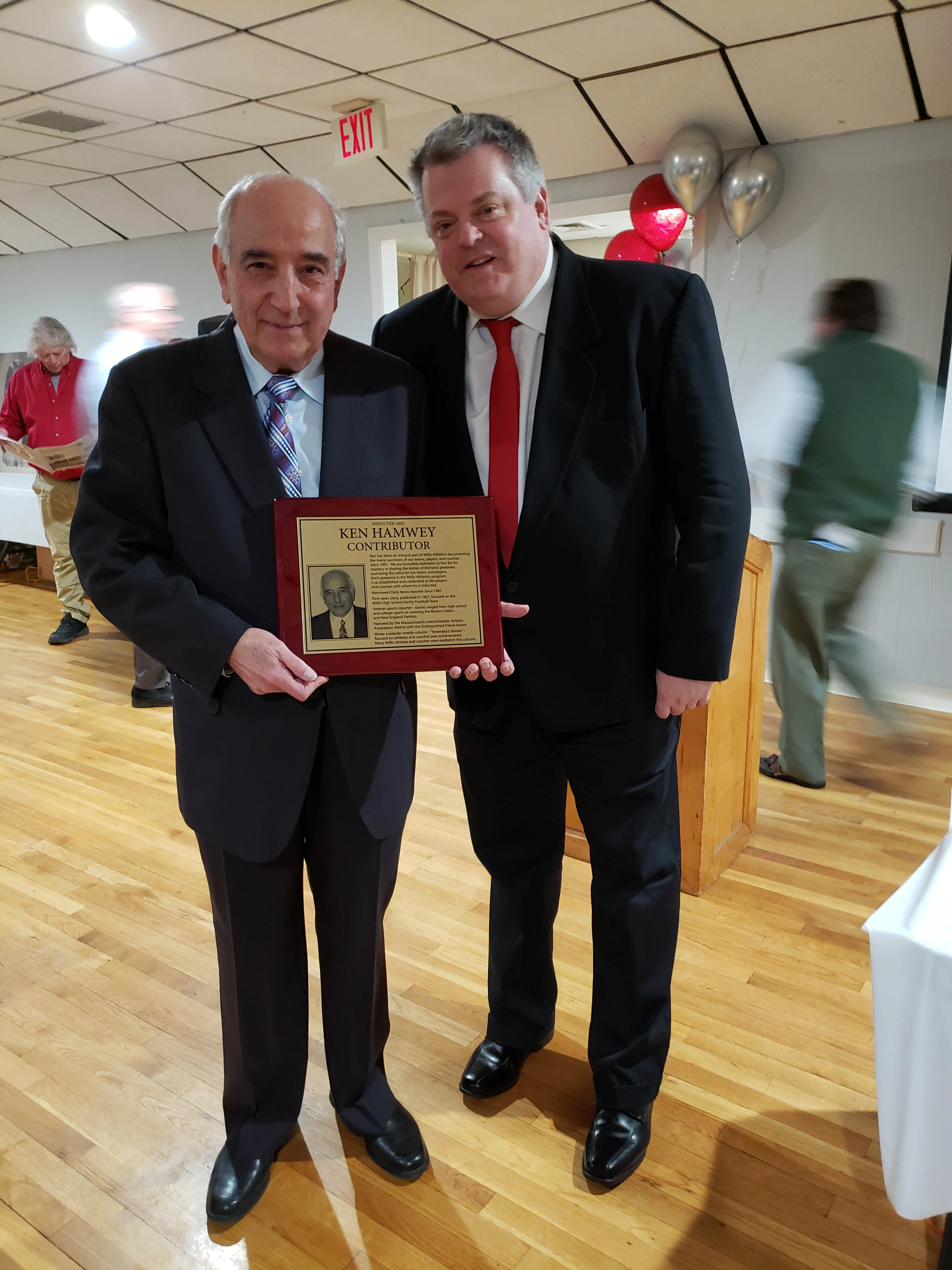 Ken Hamwey receiving his Hall of Fame plaque at the 2022 induction ceremony